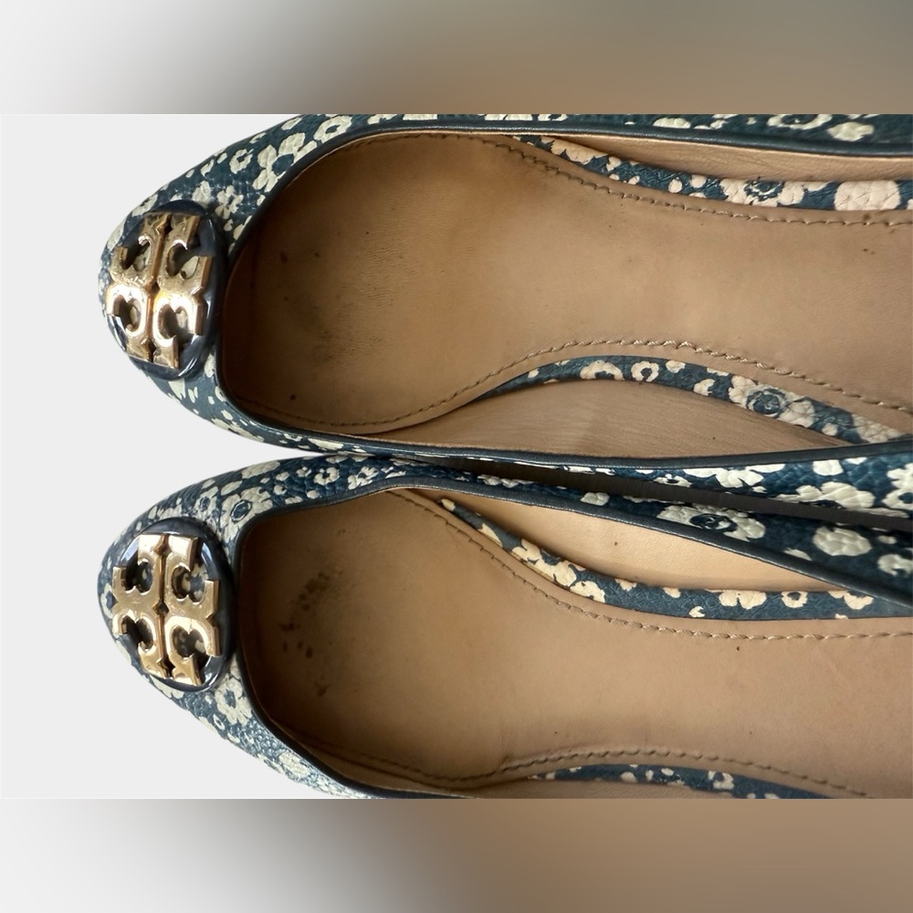 Tory Burch Reva Ballet Flats Womens 8 Navy White Floral Leather Gold Logo Good - Picture 12 of 15